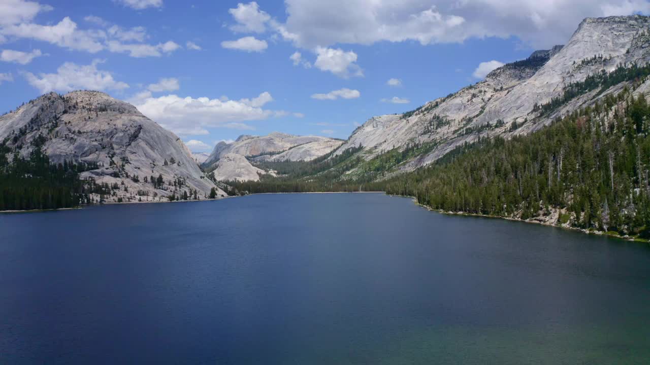 美国约塞米蒂国家公园的湖泊全景视频下载