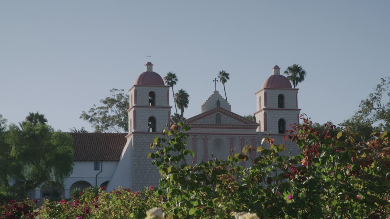 美国加州圣塔芭芭拉，Old Mission Santa Barbara(天主教堂)花园视频素材