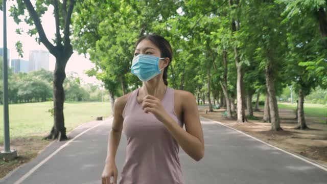 跑步时戴口罩的亚洲妇女视频素材