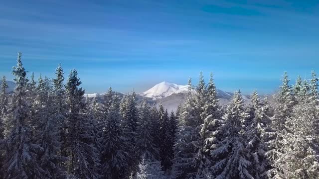 飞越冬季群山的美丽风景视频素材
