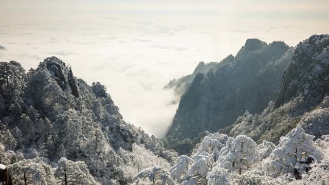 时间流逝，雾环绕着中国的黄山(黄山)视频下载