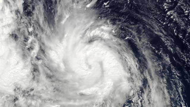 从外太空看到的巨大飓风的动画。飓风风暴，龙卷风俯视图。这段视频由美国宇航局提供视频素材