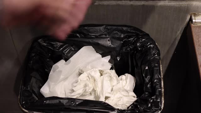 办公室职员在洗手后拿纸巾扔进垃圾桶视频下载