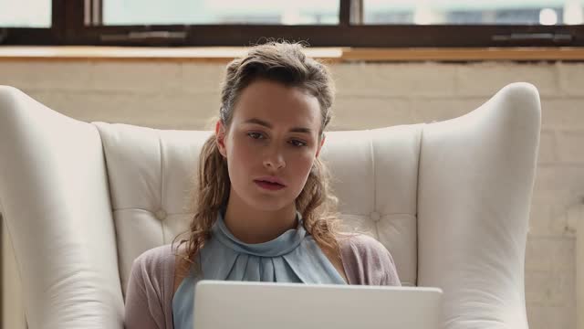 女性在笔记本电脑上查看电子邮件，读到好消息感觉喜出望外视频素材
