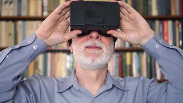 老年人在家里使用VR 360眼镜。活跃的现代老年人。书架在后台视频素材
