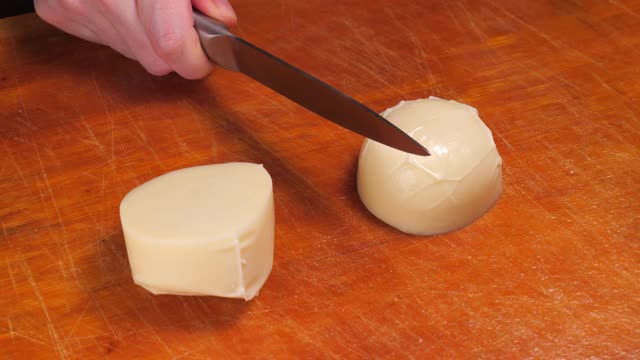 切奶酪的慢动作特写视频素材