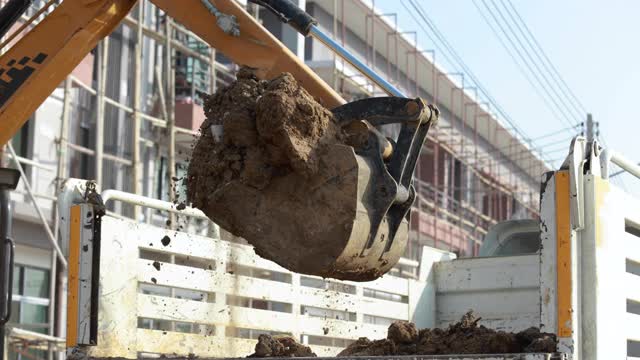 挖掘机用铲斗在施工现场挖土视频下载