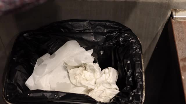 办公室职员在洗手后拿纸巾扔进垃圾桶视频素材