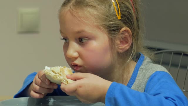 孩子在厨房吃起司薄面包卷。快乐的孩子吃着晚餐。自制健康沙瓦玛食品。传统高加索土豆泥面包。柔软的玉米粉圆饼卷玉米饼。视频素材
