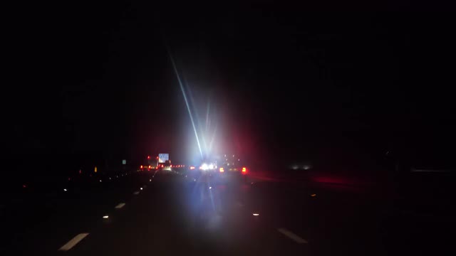 晚上在高速公路上开车。耀眼的灯光视频素材