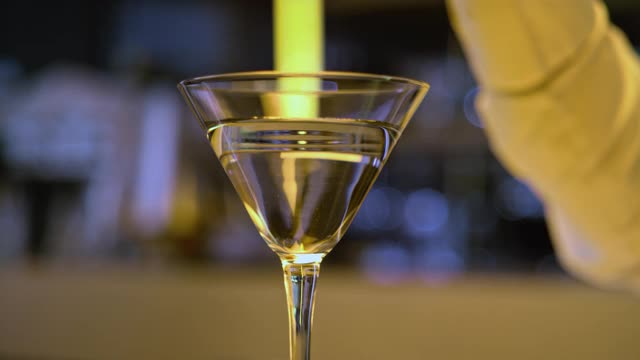 SLO MO DS Olive在一个鸡尾酒挑选降落在一个鸡尾酒视频素材