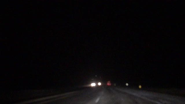 强烈的美国中西部暴风雪暴风雪强风白茫茫夜晚驾驶POV 4K视频系列视频素材