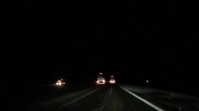 强烈的美国中西部暴风雪暴风雪强风白茫茫夜晚驾驶POV 4K视频系列视频素材