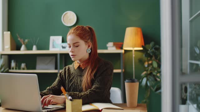 年轻女商人在办公室用笔记本电脑上网视频素材