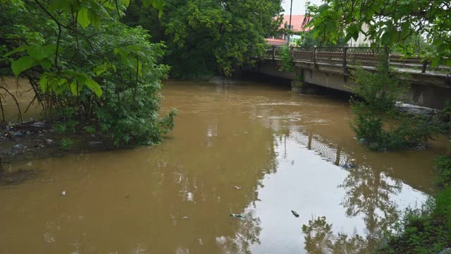 洪水淹没了河桥视频素材