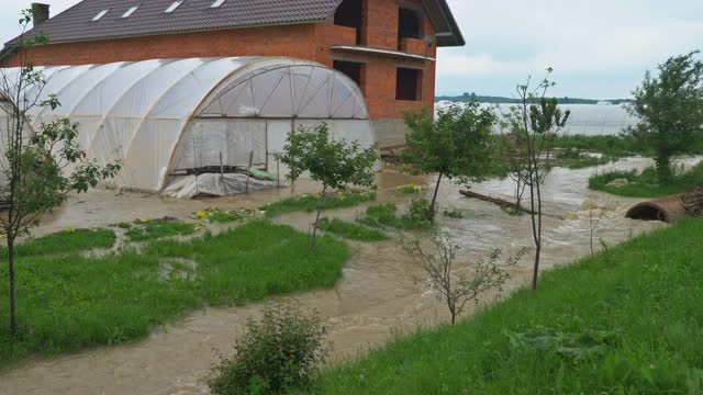 由于暴雨倾盆，农田被淹没了视频素材