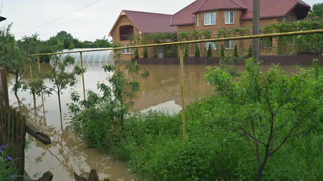 大雨导致河水溢出，房屋因洪水而受损视频素材