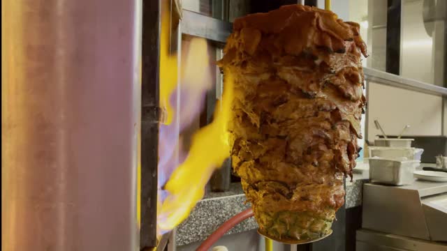 在烤肉架上，一个喷着火焰的唾沫射向Al Pastor，把它烤到完美视频下载