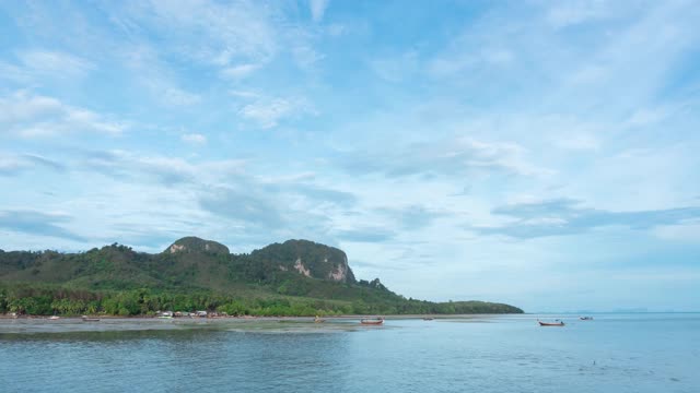 自然景观背景，云景风景，蓝天云海在泰国的小岛，Koh Mook，受欢迎的岛屿。当地渔船在美丽的海面上航行，天空中弥漫着白云视频素材