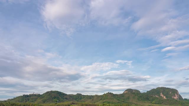 自然景观背景，云景风景，蓝天云海在泰国的小岛，Koh Mook，受欢迎的岛屿。当地渔船在美丽的海面上航行，天空中弥漫着白云视频素材