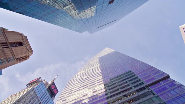 现代金融大厦。纽约。天空视频素材