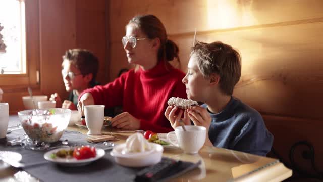 一家人享受一起吃早餐视频素材