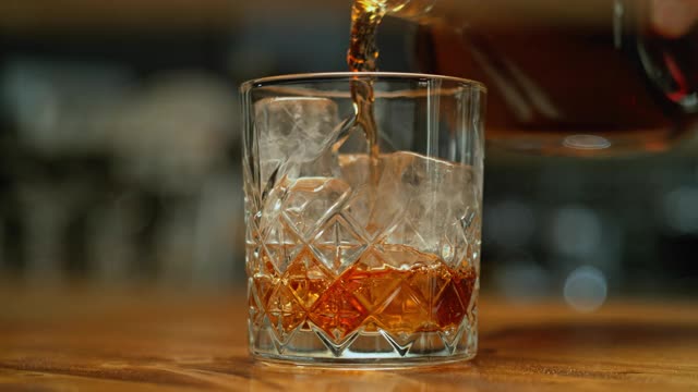 SLO MO DS威士忌倒入一个岩石玻璃杯视频素材