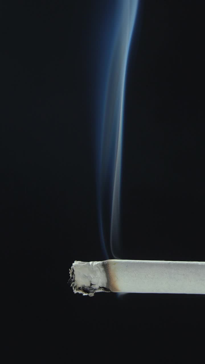 竖:黑色背景上燃烧的香烟视频素材