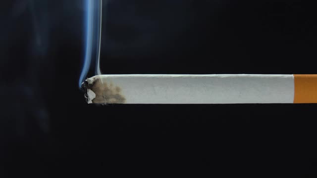 黑色背景上燃烧着的香烟视频素材