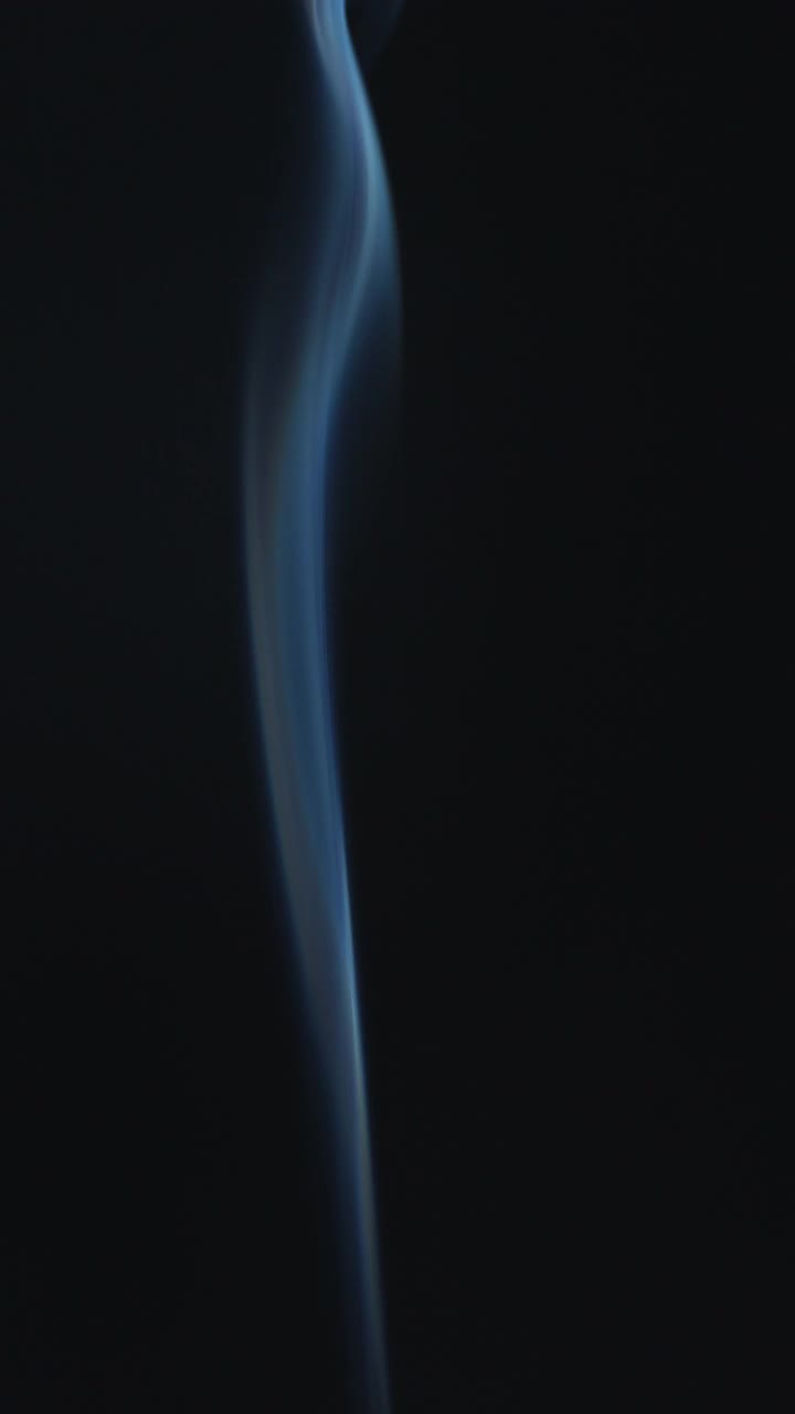 垂直:黑色背景上的烟雾视频素材