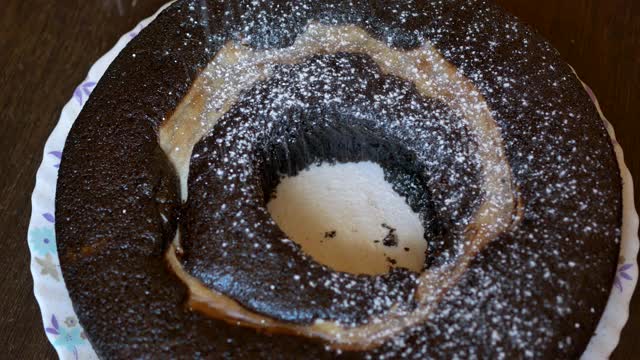 撒上糖粉的巧克力蛋糕视频素材