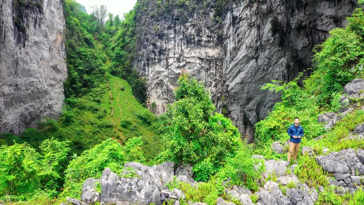 原始森林中的洞穴岩溶视频素材