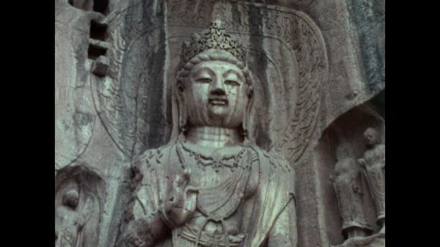放大在大的菩萨雕像雕刻成岩石;1973视频下载