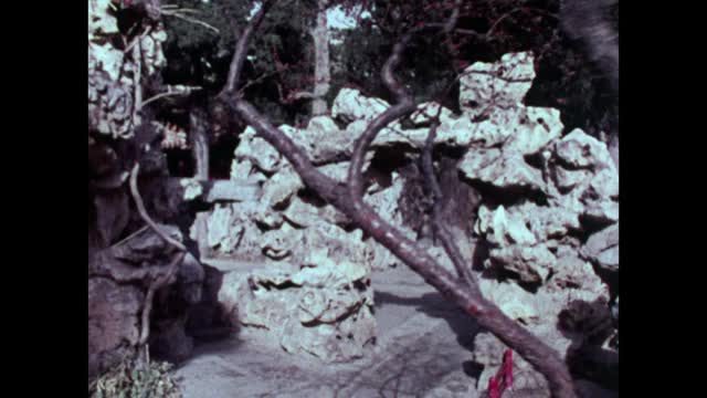 穿过紫禁城花园的石拱;1973视频素材