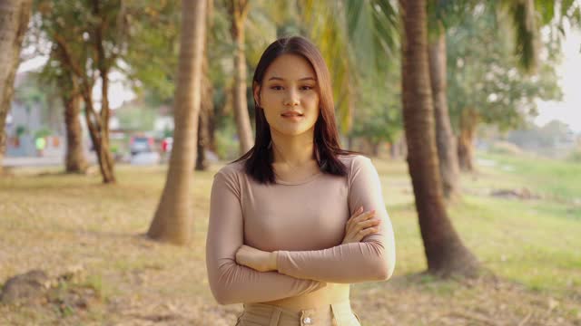 年轻的亚洲女游客在森林中的面部表情，思考手势，另类的生活方式视频下载