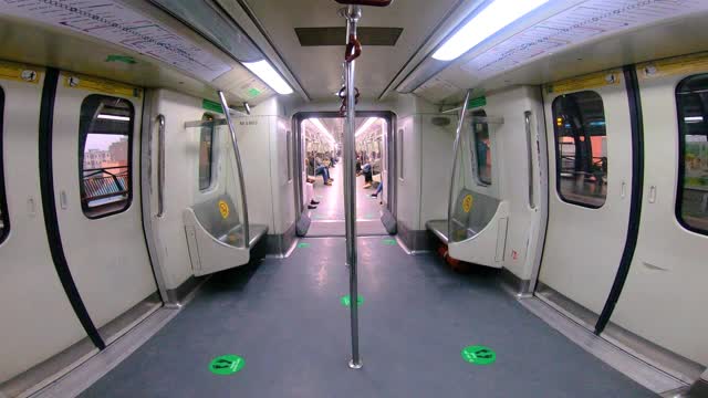 地铁车厢内的广角镜头。视频素材