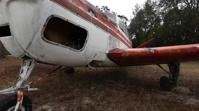 小型被遗弃的飞机从前方宽镜头视频下载