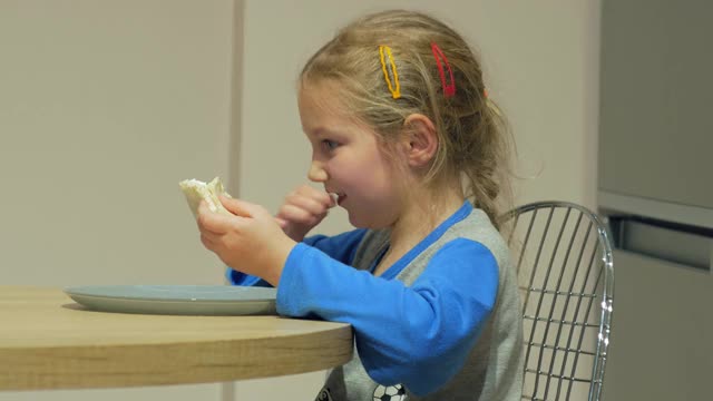 孩子在厨房吃起司薄面包卷。快乐的孩子吃着晚餐。自制健康沙瓦玛食品。传统高加索土豆泥面包。柔软的玉米粉圆饼卷玉米饼。视频素材