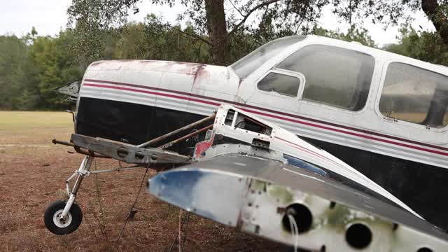 小失事的被遗弃的飞机从机翼尖端视频下载