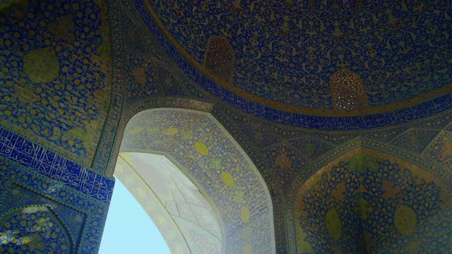 倾斜到伊斯法罕沙阿清真寺的圆顶天花板视频素材