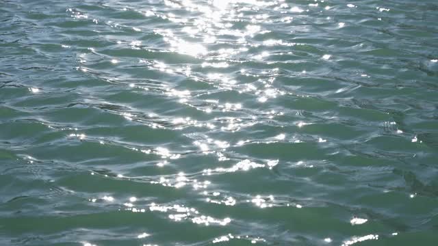 海浪的湿水照耀反射和微光在他们的背景纹理和阳光的黄金时间照明视频素材
