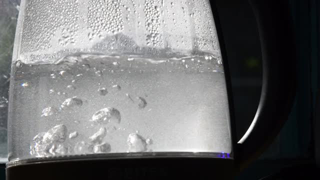 在旧的透明水壶沸水模糊的气泡特写视频素材