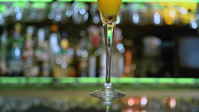 SLO MO DS橙汁鸡尾酒，笛型杯，配青柠片视频素材