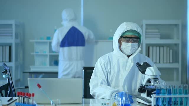 科学家在实验室使用显微镜进行实验，科技保健理念视频素材