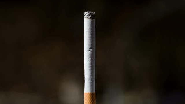 吸烟时间的流逝，吸烟成瘾，不健康的生活方式视频素材