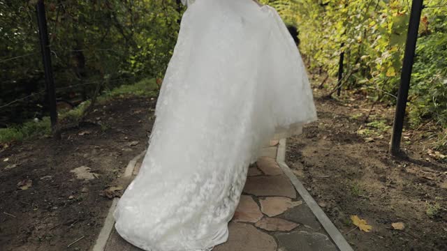 可爱的新婚夫妇白种新娘拥抱新郎在公园接吻，婚礼夫妇家庭拥抱视频素材
