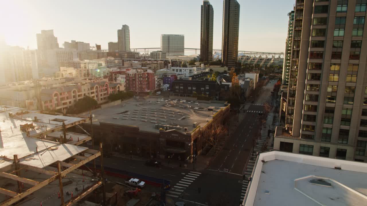 黎明时分，上升无人机拍摄的圣地亚哥市中心视频下载