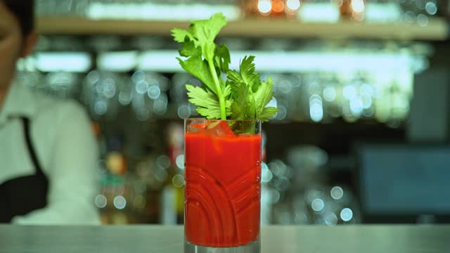 SLO MO DS红色鸡尾酒，高脚杯，芹菜装饰视频素材