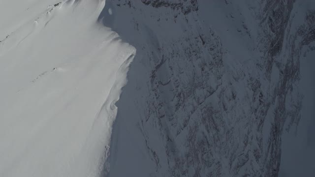 在落基山脉的雪崖上飞行视频素材