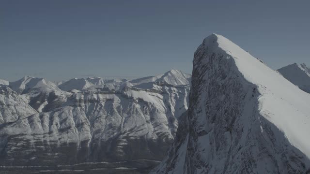 飞向加拿大落基山脉的雪山峰| 4K视频素材